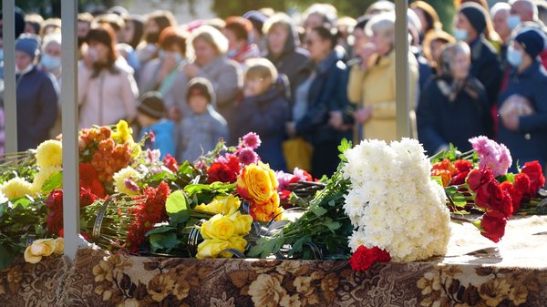 Comment choisir la plaque funéraire idéale pour une sépulture